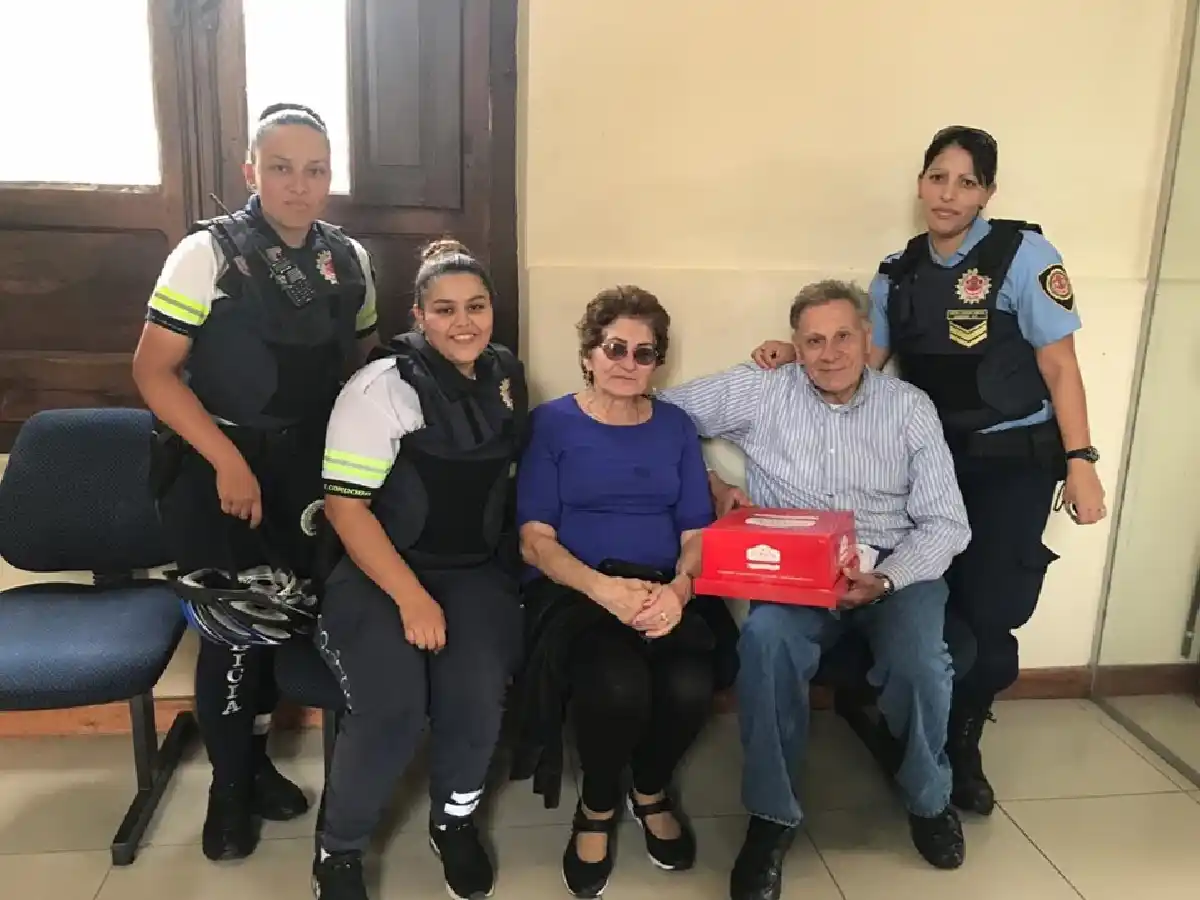 Le robaron el dinero con el que iba a comprar una torta para su esposo y policías la ayudaron  