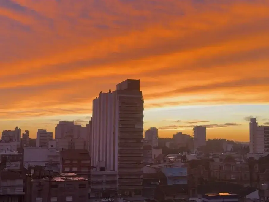 Un atardecer naranja para cerrar el fin de semana