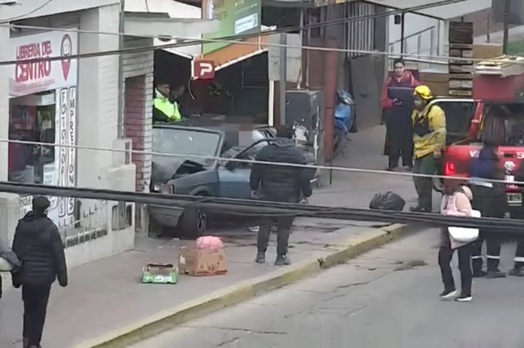 Un auto se incrustó en un local