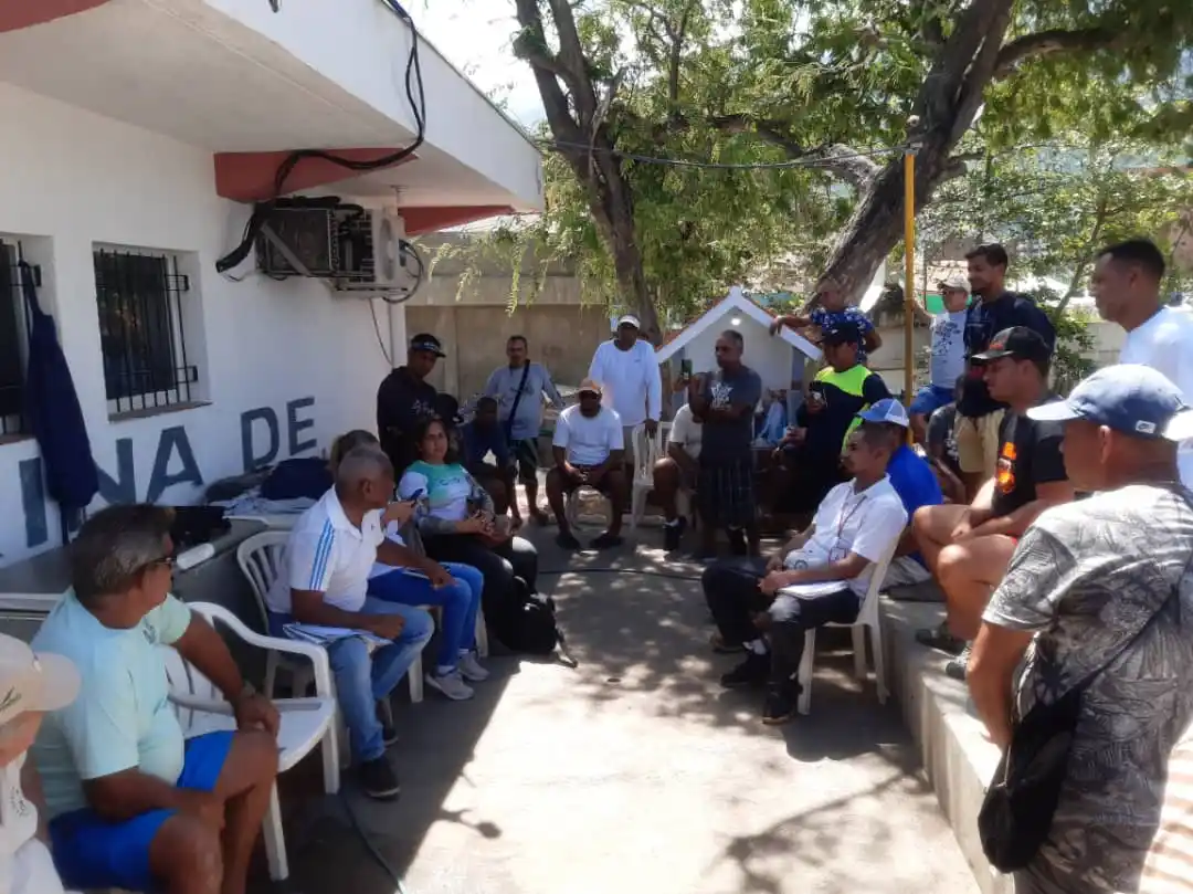 ¡AMOTINADOS! Pescadores de Caraballeda tienen 15 días sin gasoil