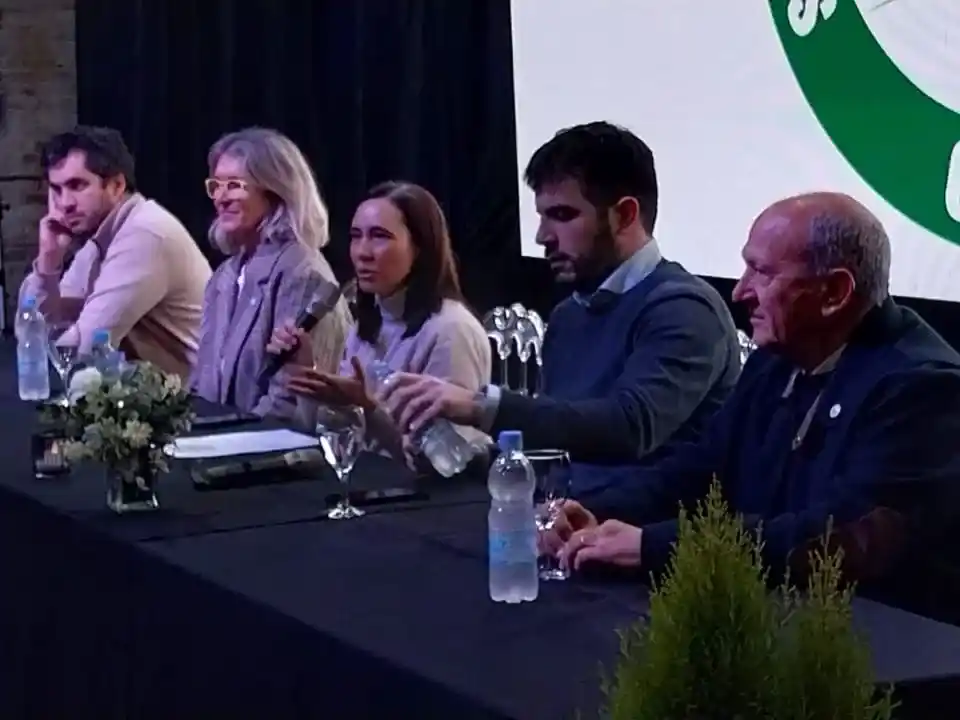 Noelia Castagnani (centro) en el lanzamiento de la ExpoVenado 2026 en el salón Marcos Ciani de la Sociedad Rural. Foto: MVT