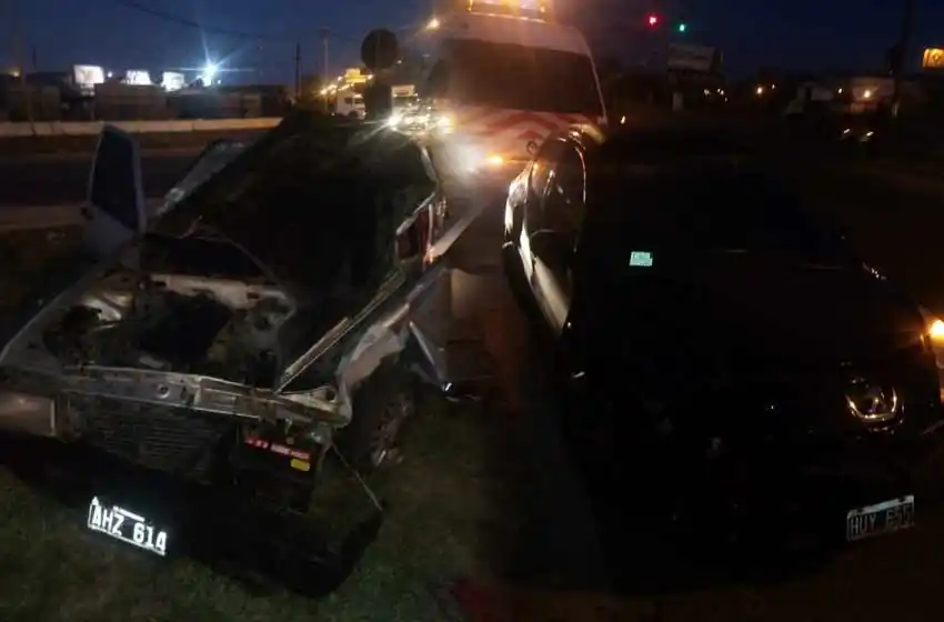 Choque en Perón y Circunvalación: dos vehículos destrozados luego de un fuerte impacto