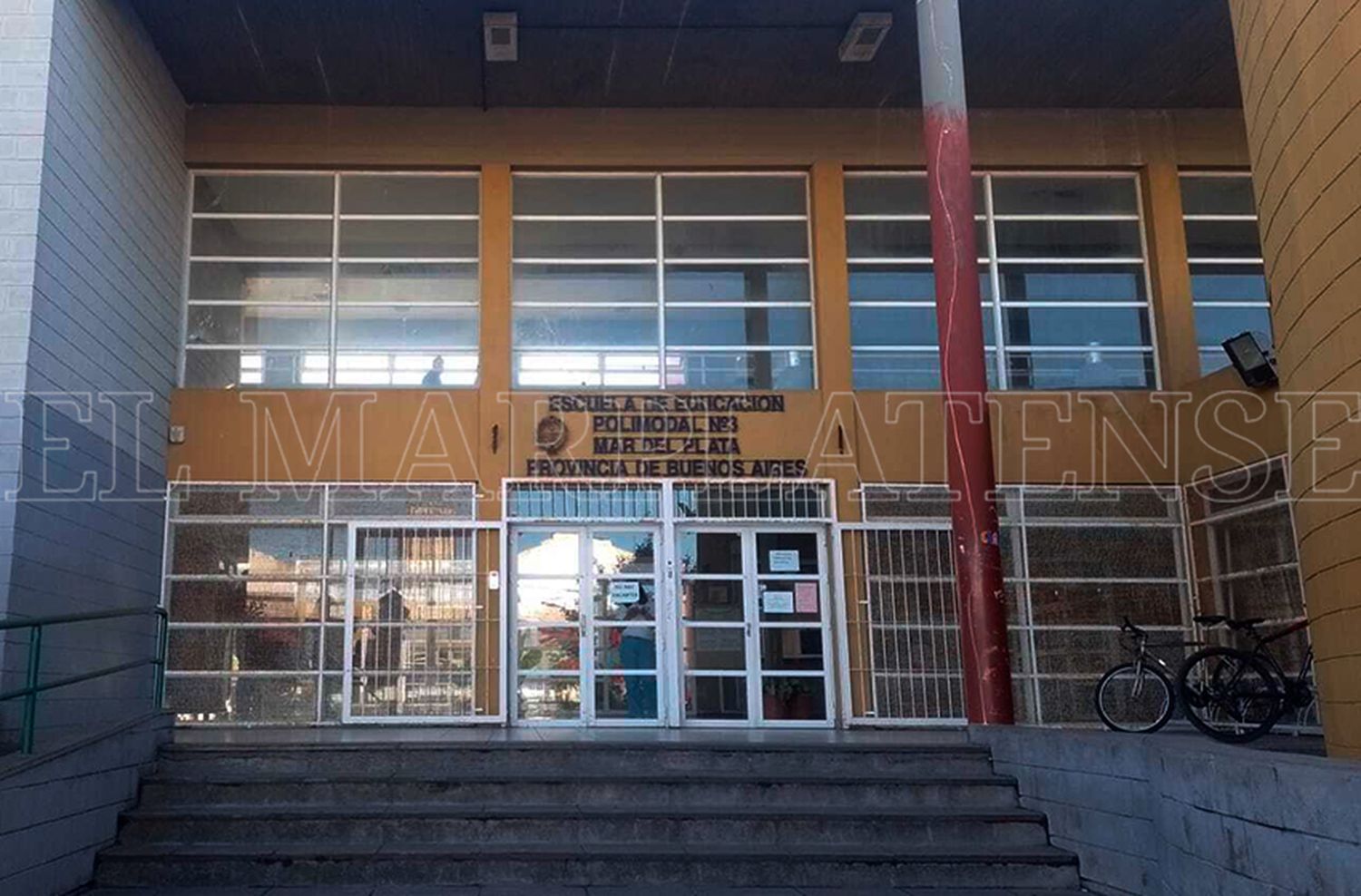 Reclaman por obras en la Media 3: "Los chicos cursan en burbujas porque llueve dentro del colegio"