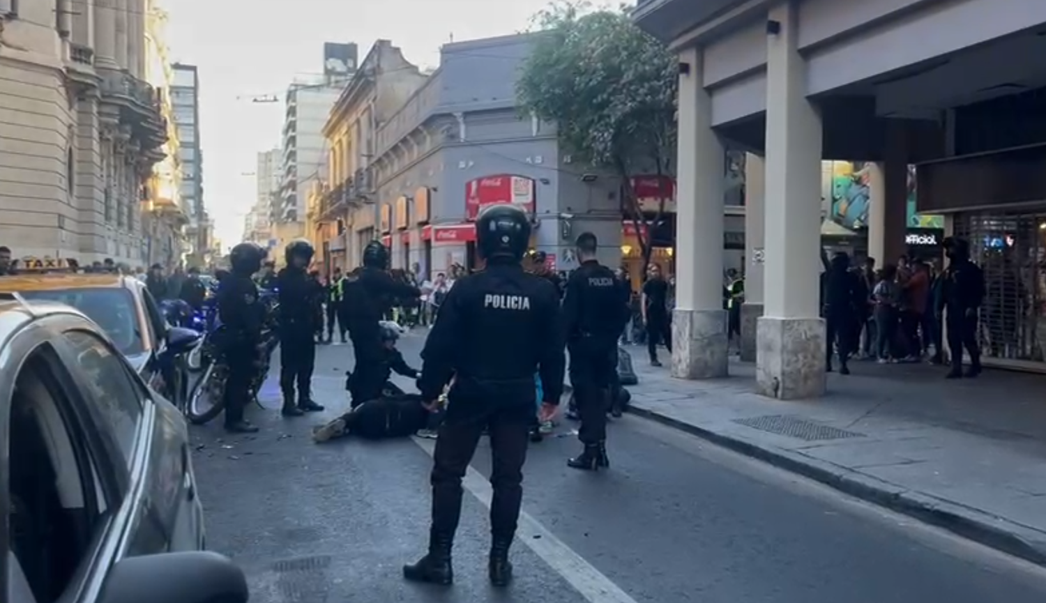 Escapaban de la policía en moto y atropellaron a un peatón en Córdoba y Maipú