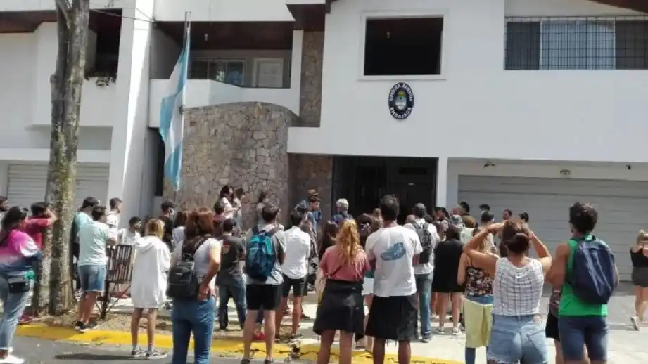 Más de 200 argentinos varados en Costa Rica reclaman por «abandono» del país tras crisis por coronavirus