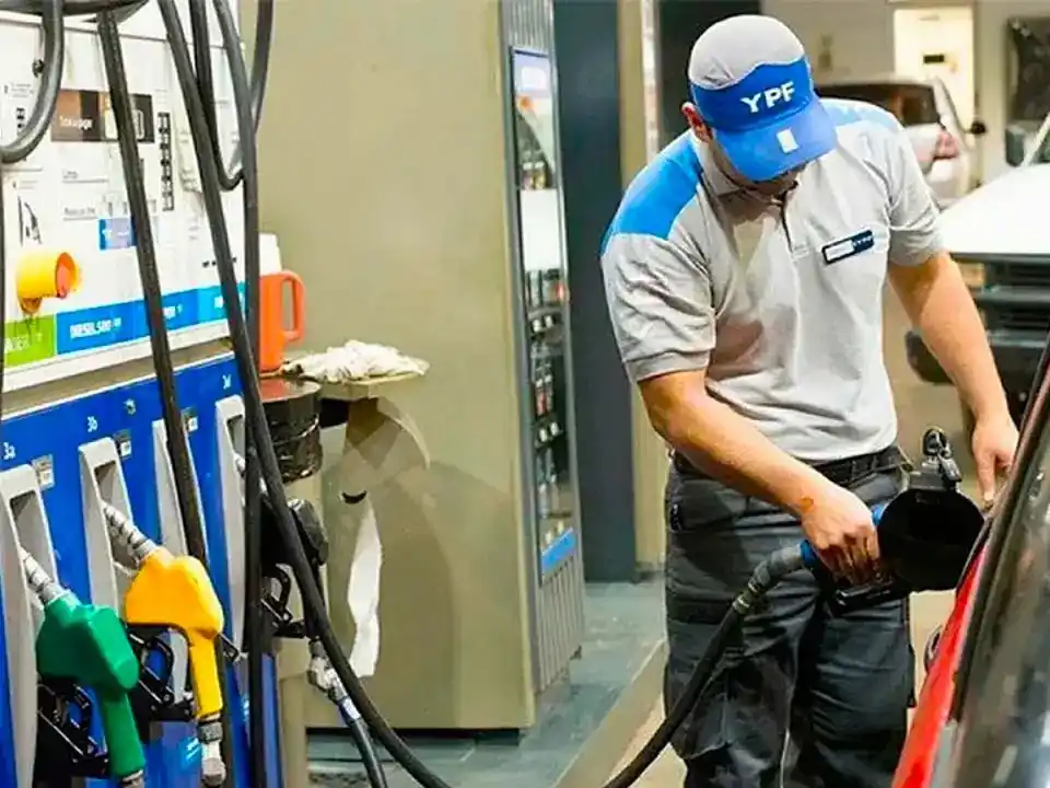 El precio de la nafta sube 20 % en marzo por la guerra en Medio Oriente, pero el 19 % son impuestos argentinos