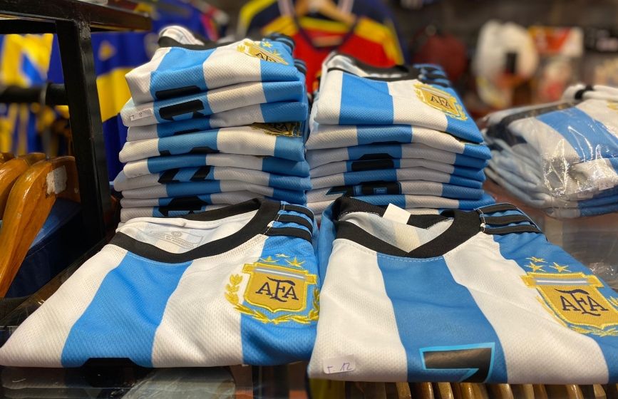 Llegaron a Rosario las camisetas de la selección con las tres estrellas
