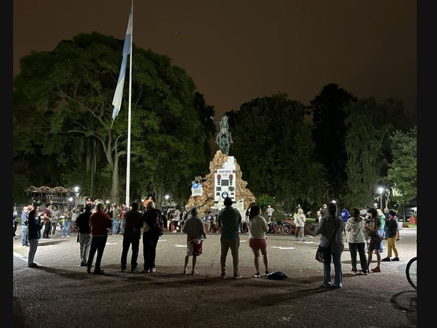 Cacerolazo en Gualeguaychú: Vecinos y dirigentes sociales y sindicales, se concentraron en la plaza San Martín