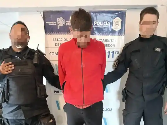 Violento robo en una estación de servicio: el detenido rompió la ventana del patrullero de un cabezazo