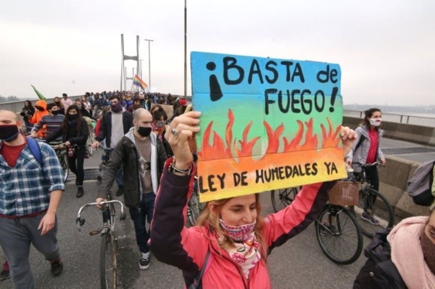 Santafesinos marcharon desde Rosario hasta Victoria contra las quemas en las islas