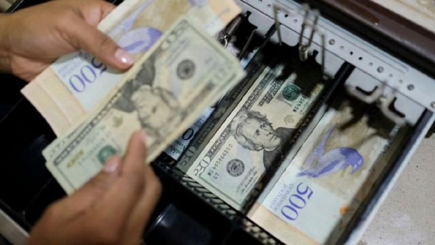 ¡FRENAZO! Desastre del dólar echa para atrás planes de crecimiento de Maduro (+Análisis)