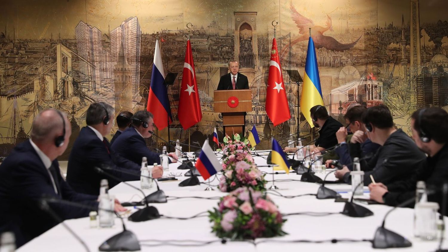 Avanzan las negociaciones de paz y Rusia anuncia que reduce sus operaciones militares en Ucrania