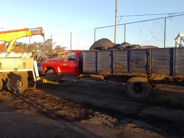 Enviaron al corralón municipal dos camiones que arrojaban residuos a un lado de la autopista a Córdoba