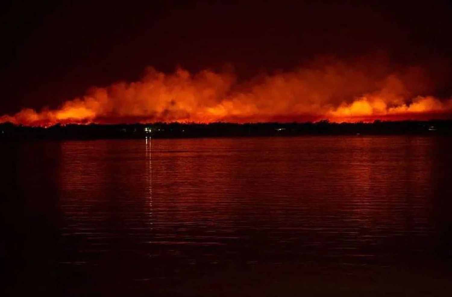 Humo en Rosario: confirmaron que hay dos operativos para combatir el fuego en las islas