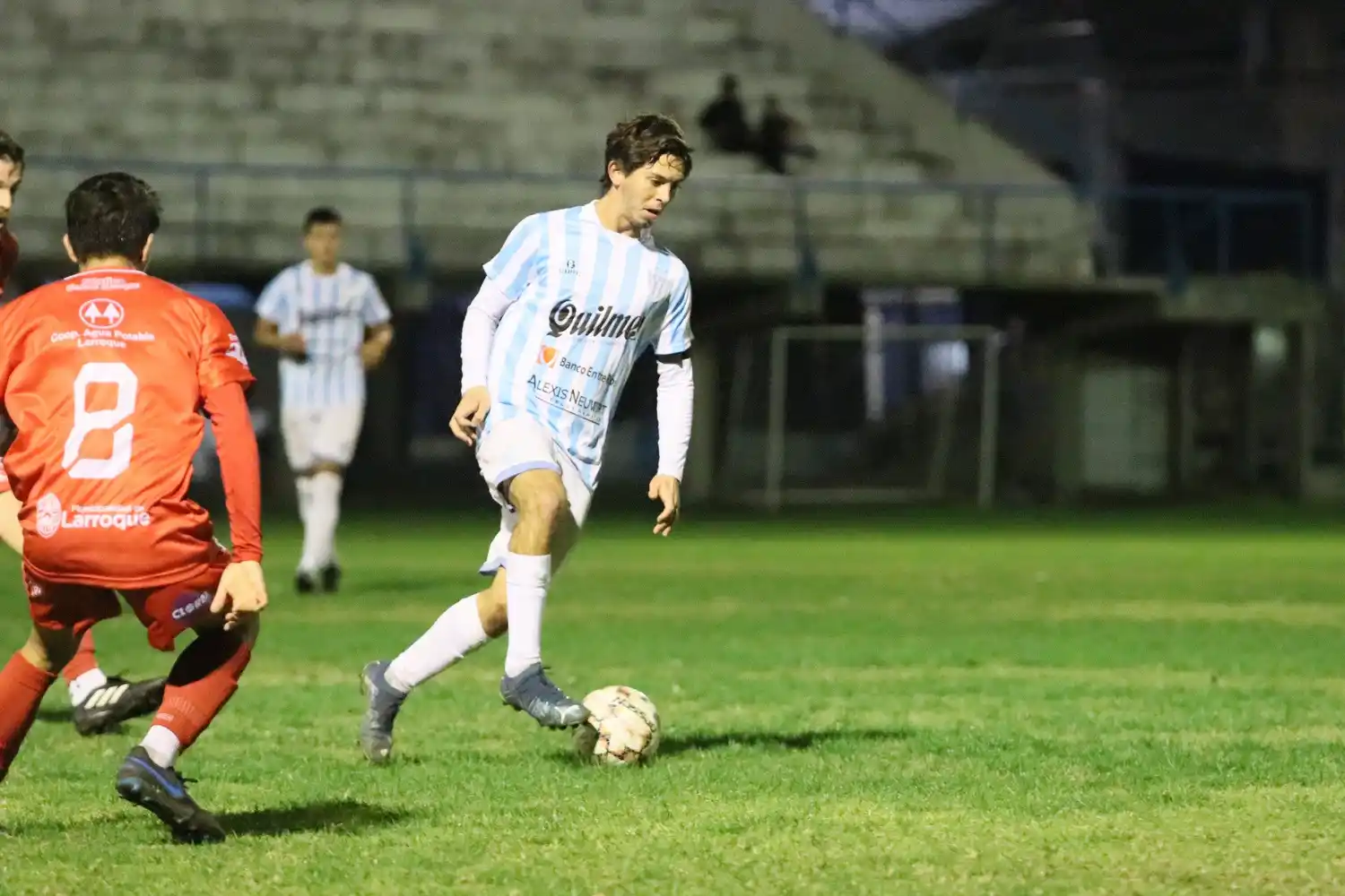 Imagen del partido de la primera rueda entre Juventud y Central Larroque, que terminó con triunfo del Decano 3-2, tras ir perdiendo 2-0.