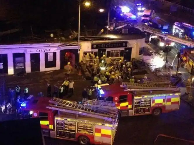 Un helicóptero policial cayó sobre un pub en Escocia: Al menos 8 muertos y 32 heridos