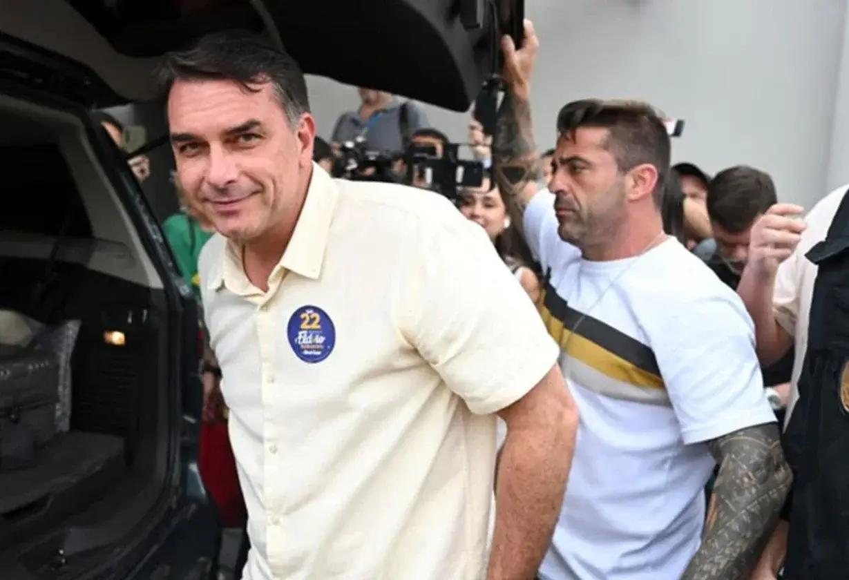 Flávio Bolsonaro pasó por la Argentina y viajó en un avión privado rumbo a Estados Unidos
