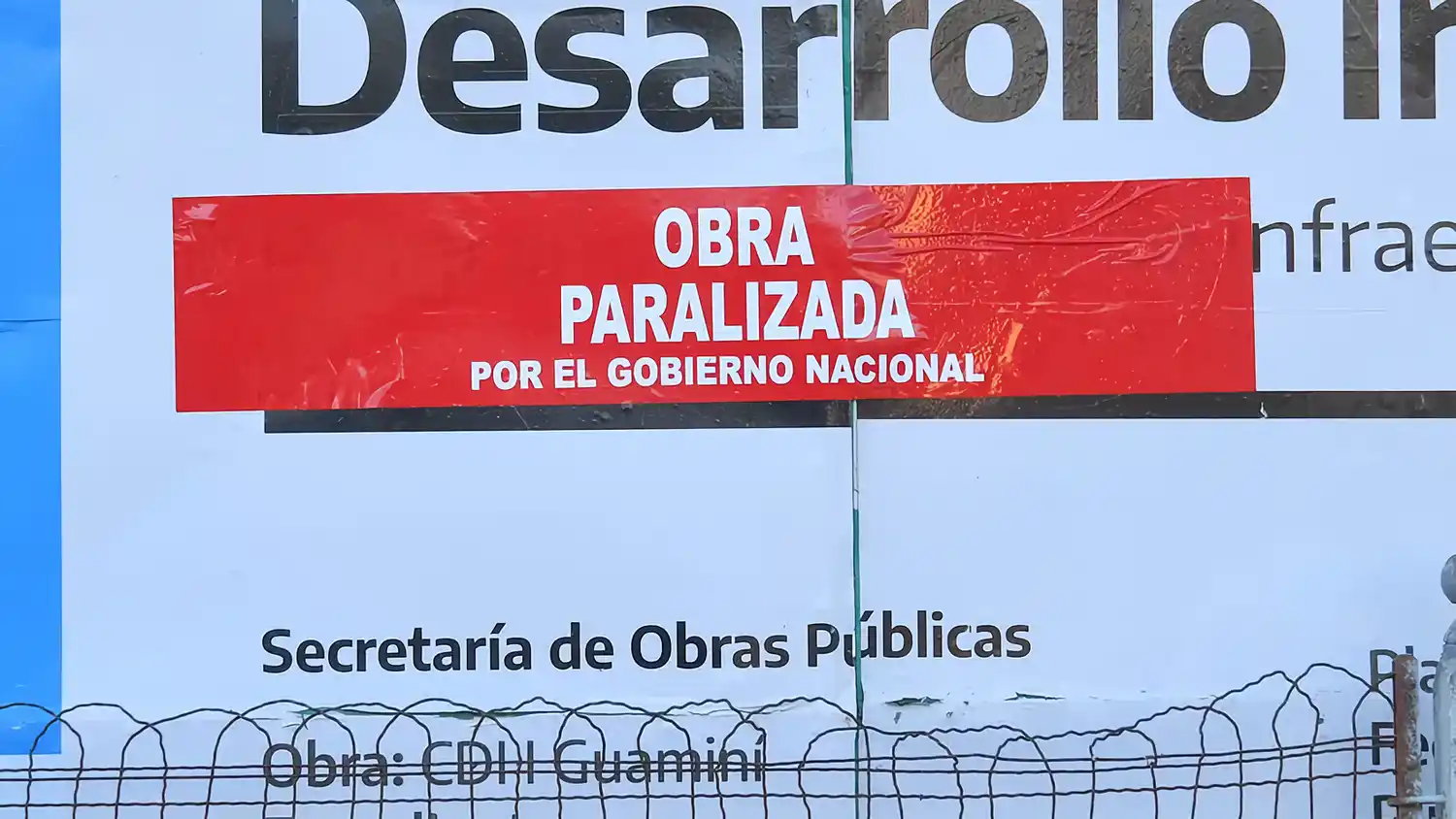 En muchos municipios los intendentes pusieron carteles en las obras que están paralizadas.