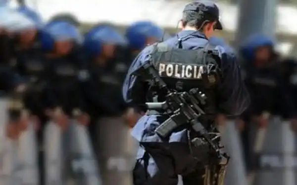 Movilización de policías a la Gobernación