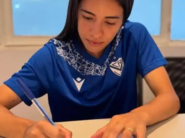 Claribel Medina firmando su contrato con Vélez .(Prensa AR)