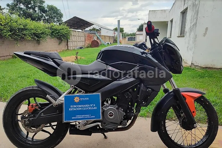 Encontraron en Estación Clucellas una moto robada en Rosario en 2016