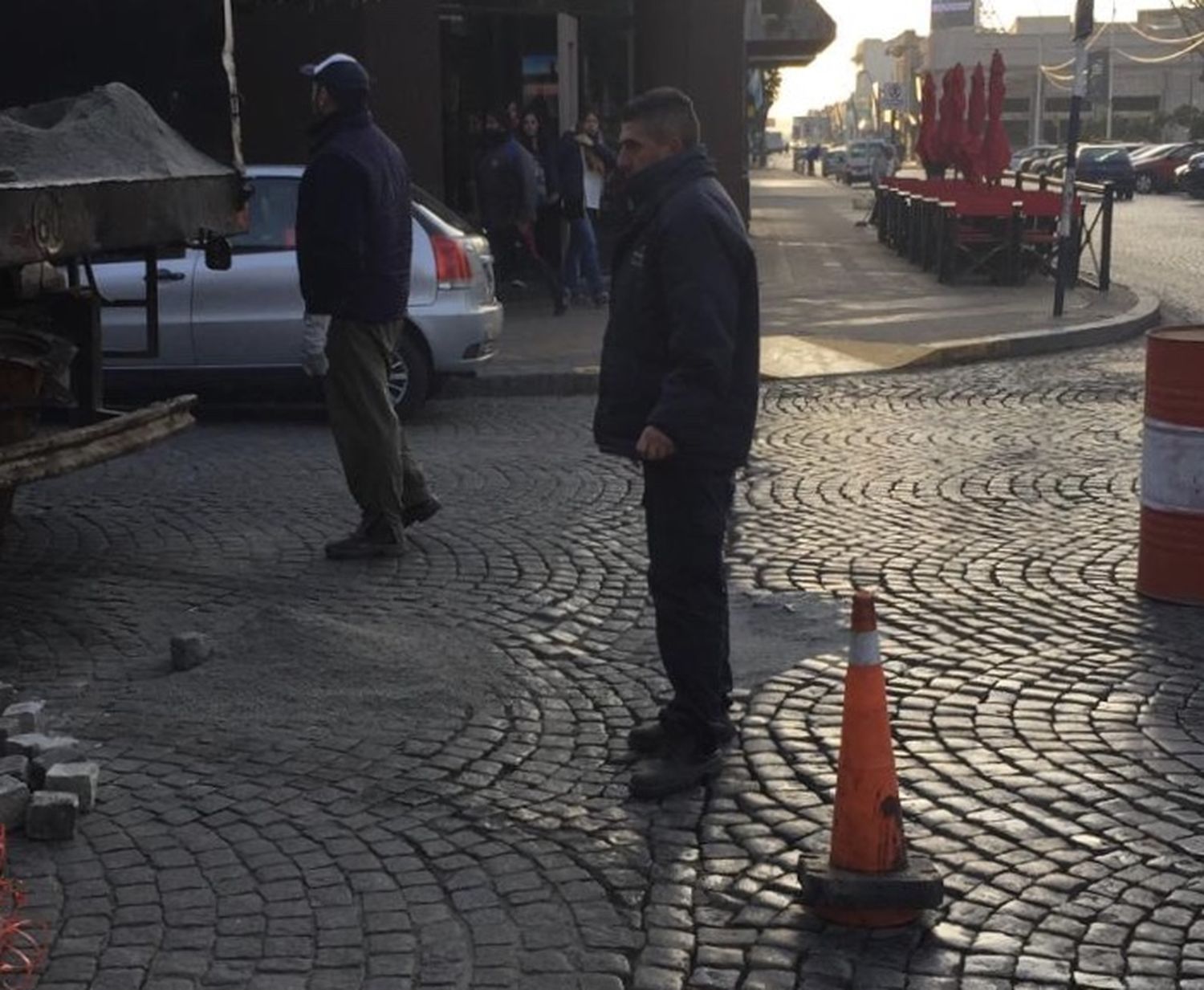 Luego de que un adoquín impactara contra el vidrio de un bar, el Municipio arregló la calle