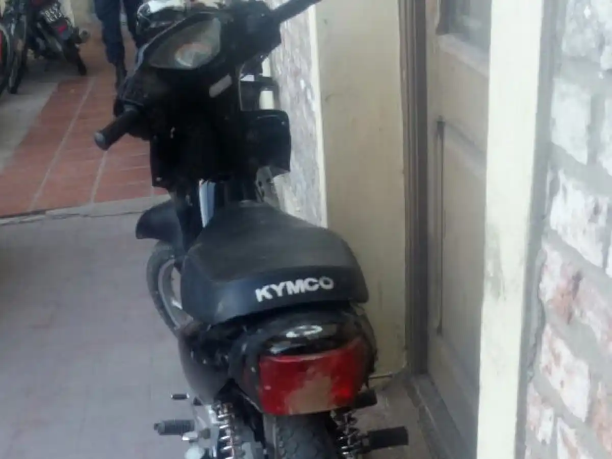 Recuperan moto robada y detienen a dos menores