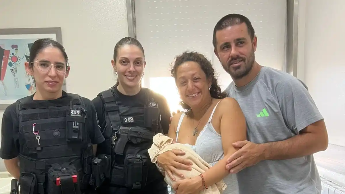 Mujer dio a luz con ayuda de dos policías.