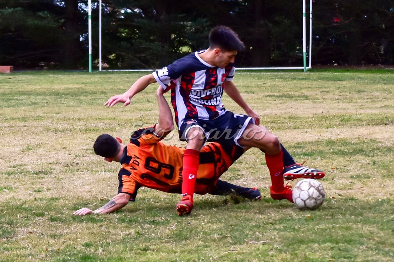 Disputa de balón. Barre Caramelos Holanda ante la posesión de Vivero Molina