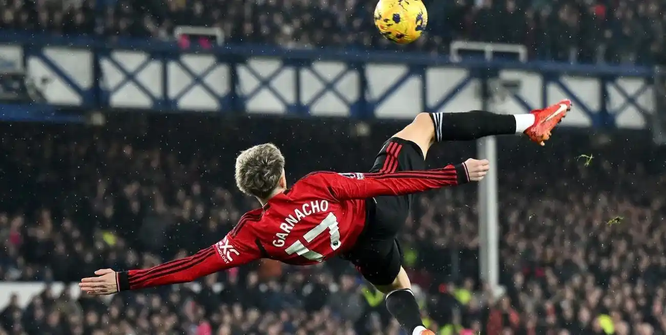 La foto del momento en que Garnacho marca su gol de chilena.