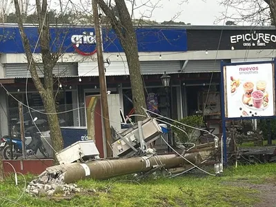 El temporal generó destrozos y cortes de luz en varias zonas de la ciudad