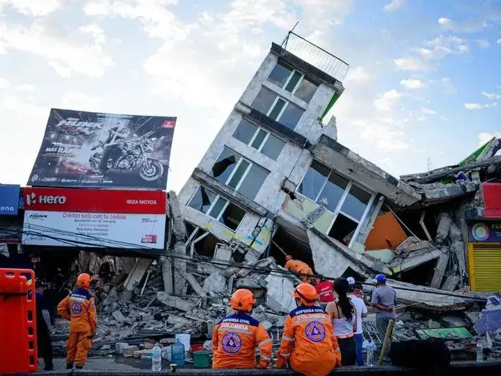 Rescatistas participando en las labores de búsqueda y rescate tras el sismo, en la ciudad de Pereira, Colombia.