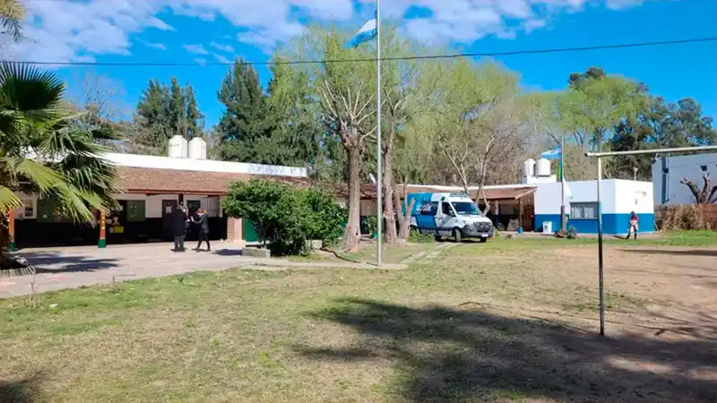 Un adolescente entró con un machete a la escuela: hirió a la maestra y a una compañera