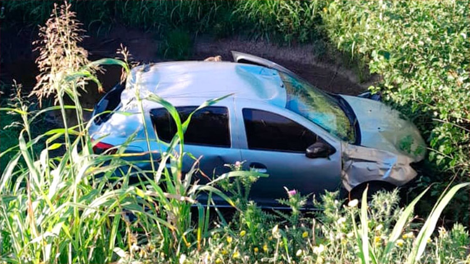 Despistó con su auto de Ruta 131 y quedó en alcantarilla hasta que la rescataron