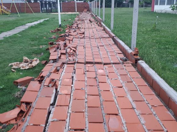 Así quedó el tapial de la escuela secundaria 13: sin columnas, se cayó completo por el temporal