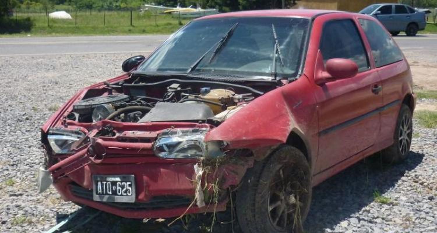 Auto cayó a la zanja