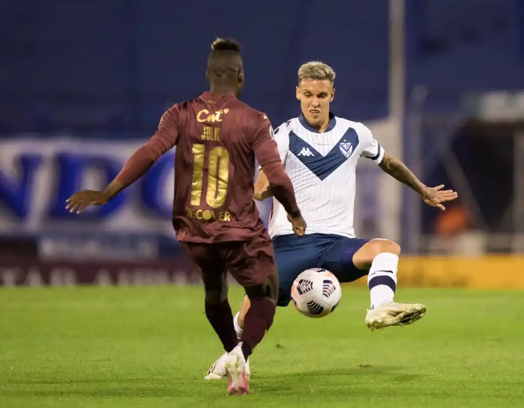Vélez trepó al segundo puesto en el Grupo G