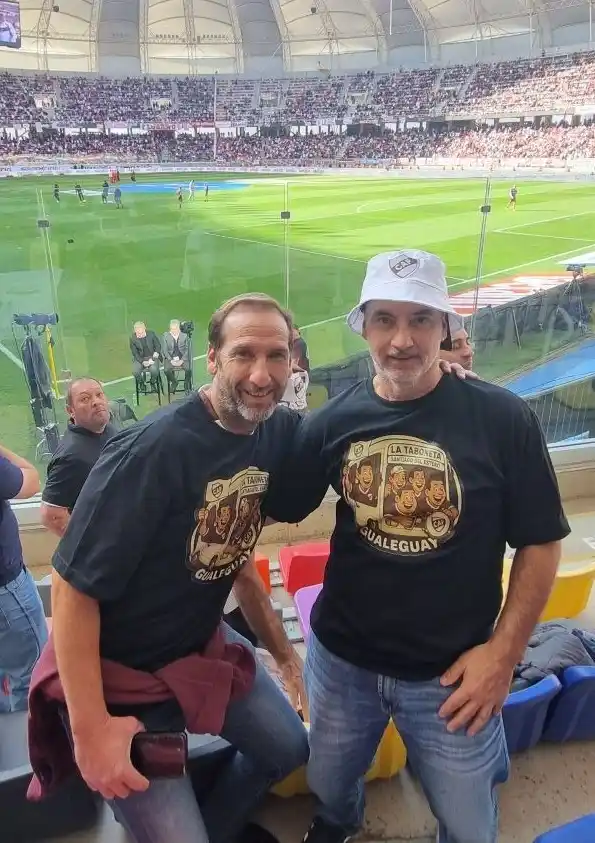 Chilo y Gustavo Briosso esperando el inicio del partido-