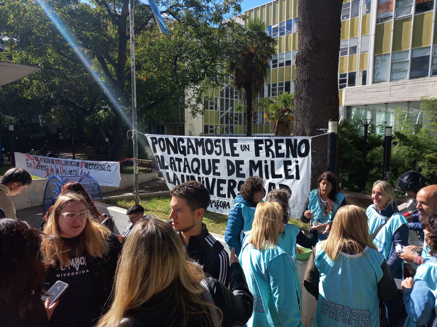 Para el día jueves, ADUM anunció 24 horas de paro y movilización, centrándose en las inmediaciones de la Universidad Nacional de Mar del Plata.