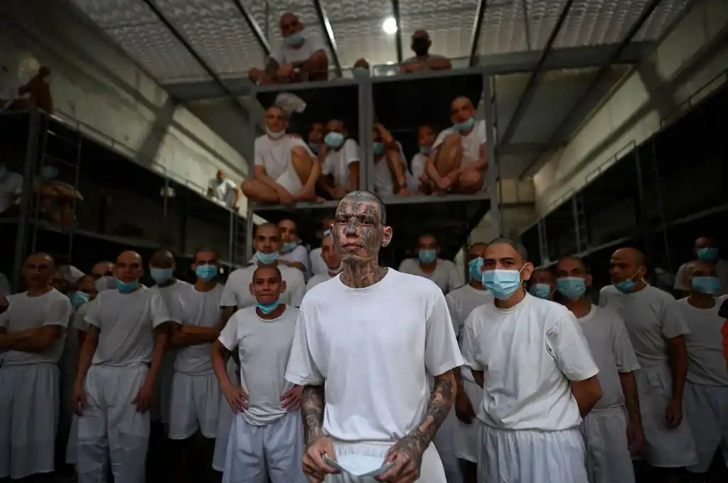 De cráneo rapado, tatuados a veces hasta la cabeza, así se muestran  los pandilleros en la cárcel situada en Tecoluca