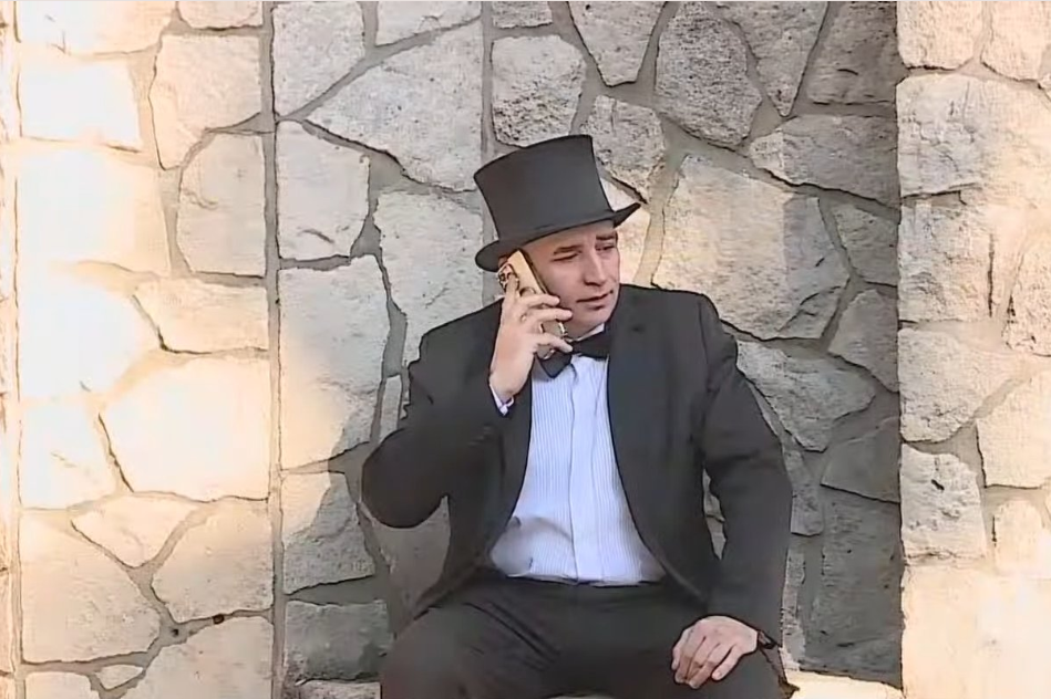 El Mago sin dientes intentando ingresar a Olivos para reunirse con el Presidente