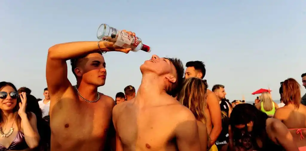 Prohíben el consumo de bebidas alcohólicas en la playa de Villa Gesell