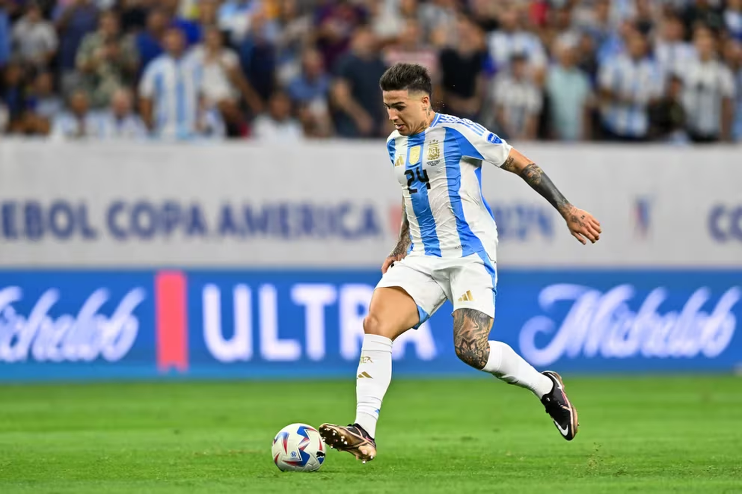 El duro castigo que podría recibir Enzo Fernández en la Premier League por el video en los festejos de la selección argentina