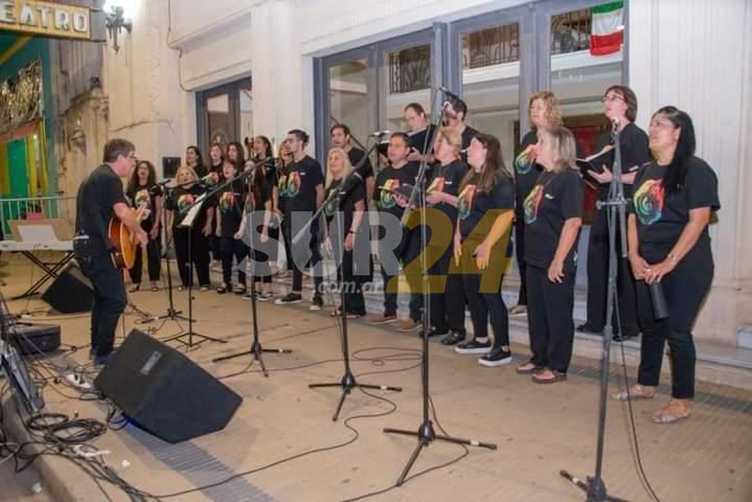La “Cantata Navideña” se presentó frente al histórico Teatro Verdi