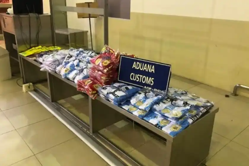 Aduana: trató de ingresar al país con 300 camisetas de fútbol y lo descubrieron