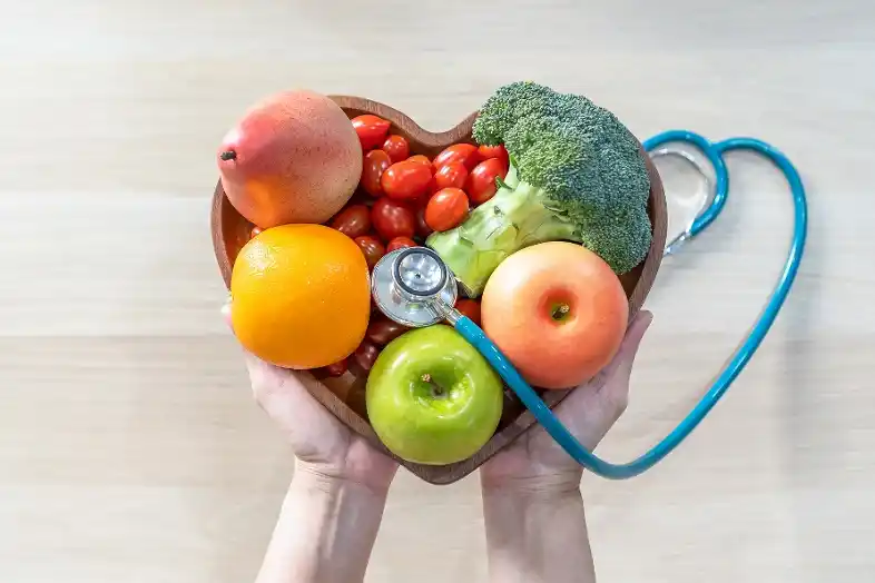 Una alimentación rica en frutas y vegetales es clave para prevenir la hipertensión y cuidar la salud del corazón.
