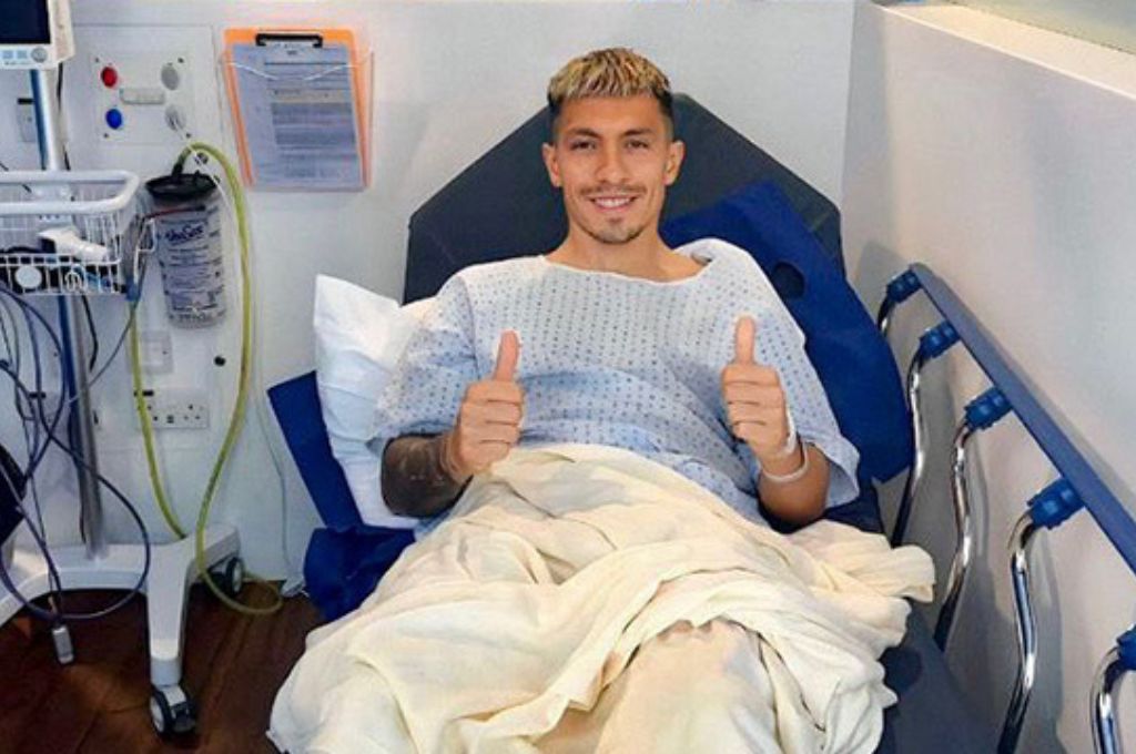 Tras ser operado, Lisandro Martínez compartió una foto desde el hospital: “Todo salió muy bien”