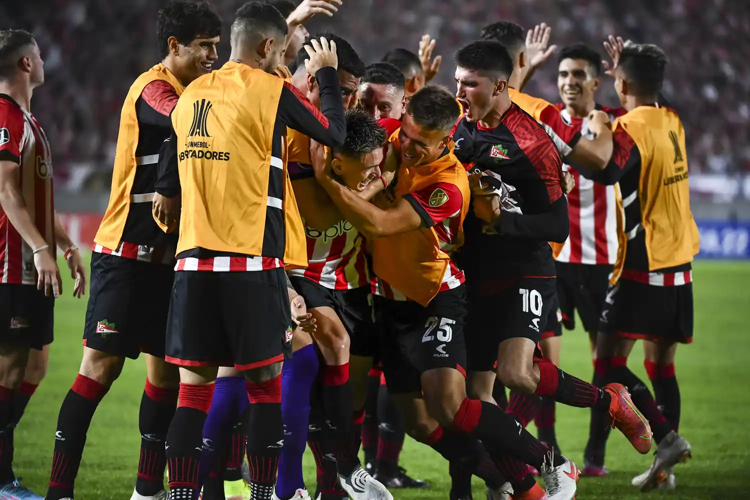 Estudiantes festeja el gol de Díaz, que le dio el pasaje a la siguiente fase.
