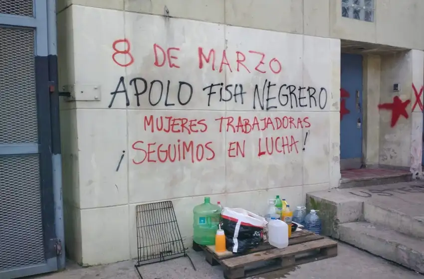 "Feliz Día de la Mujer": cumple seis días el acampe de trabajadoras despedidas sin causa en el Puerto