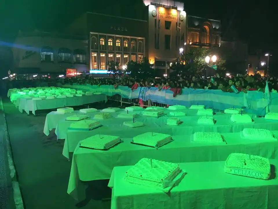 Celiaquía en el Bicentenario: En un evento público repartían torta y una era sin gluten